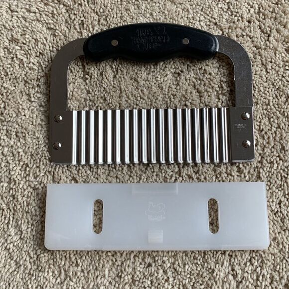 Pampered Chef Crinkle Cutter Garnisher Stainless Steel with Cover - Picture 2 of 4